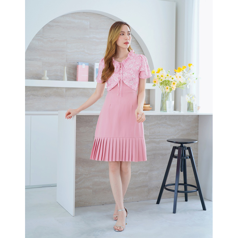 kudapy เดรสสั้นสีเหลือง/สีชมพู ลายดอกชายอัดพลีทอกผูกเชือก