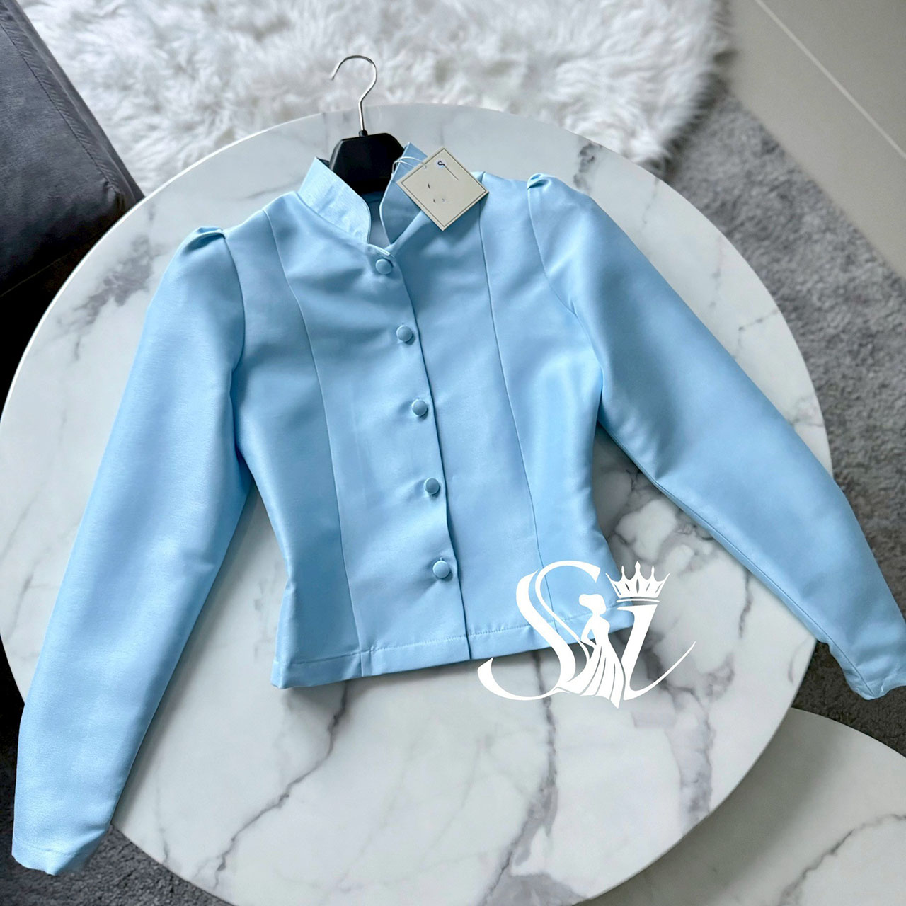 kudapy ชุดเซ็ท เสื้อจิตรลดาสีฟ้าละมุน ดีเทลแขนยาว คอจีน กระดุมหน้า ผ้าถุงสำเร็จรูป ซิปหลัง เกรดพรีเมี่ยมอัดกาว เนื้อผ้าไหมแพรทิพย์