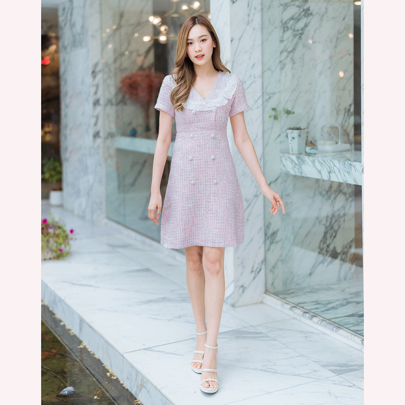 kudapy เดรสสั้นสีขาว/สีชมพู/สีฟ้า ผ้าชาแนลปกลูกไม้ สวยน่ารักใส่สบายตัว
