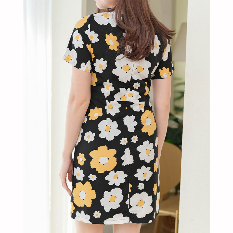 kudapy เดรสสั้นสีครีม/สีดำ ตัดต่อเล่นคัทติ้งกลางลำตัวและช่วงไหล่ มีกระเป๋าด้านข้าง ผ้าเนื้อนิ่มพิมพ์ลายดอกเพิ่มความน่ารักสดใส