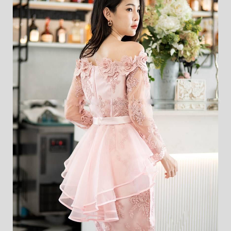 kudapy เดรสสั้นไปงานสีชมพู เดรสปาดไหล่ติดดอกลูกไม้รอบไหล่ เดรสเปิดไหล่ แต่งระบายเอวหน้าสั้นหลังยาว