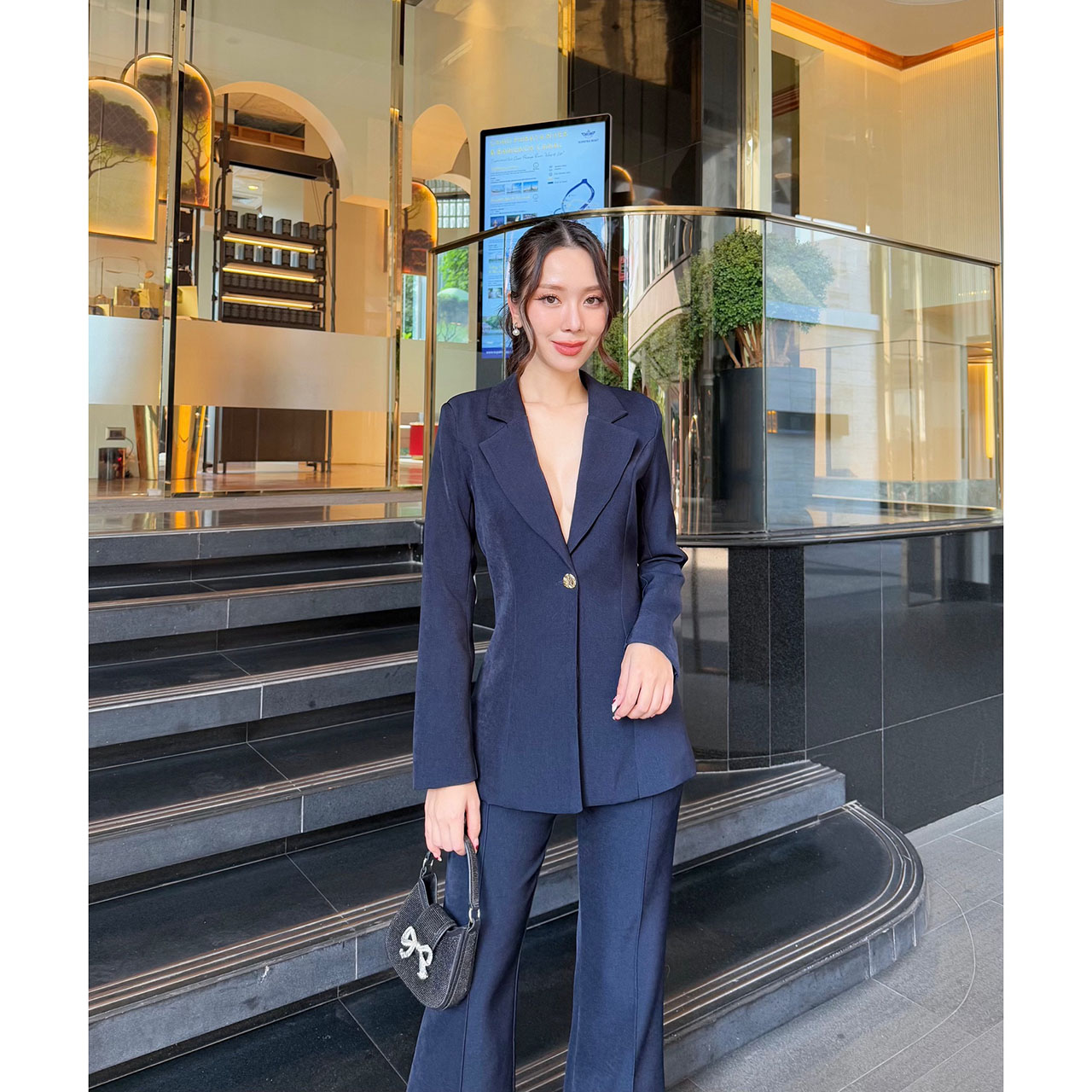 kudapy ชุดสูทมินิมอล ตัวเสื้อสูทแต่งกระดุมทองด้วยหน้า 1 เม็ด เสริมฟองน้ำบางๆ มีซับในทั้งตัว มาพร้อมกับกางเกงทรง Flare เย็บตีเกล็ดหน้า