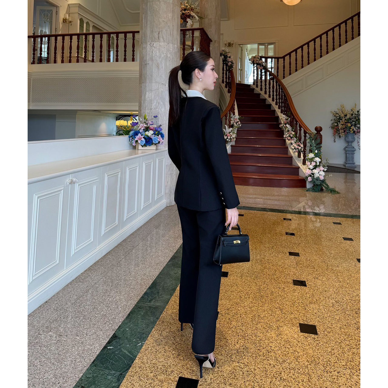 kudapy เซ็ทสูท สวยคลาสสิค ไซน์ทรงทันสมัย เพิ่มความหรูหราด้วยการแต่งสีทูโทน เสื้อแต่งกระดุมด้านหน้า 4 เม็ด มีซับในทั้งชุด เข้ารูปสวย