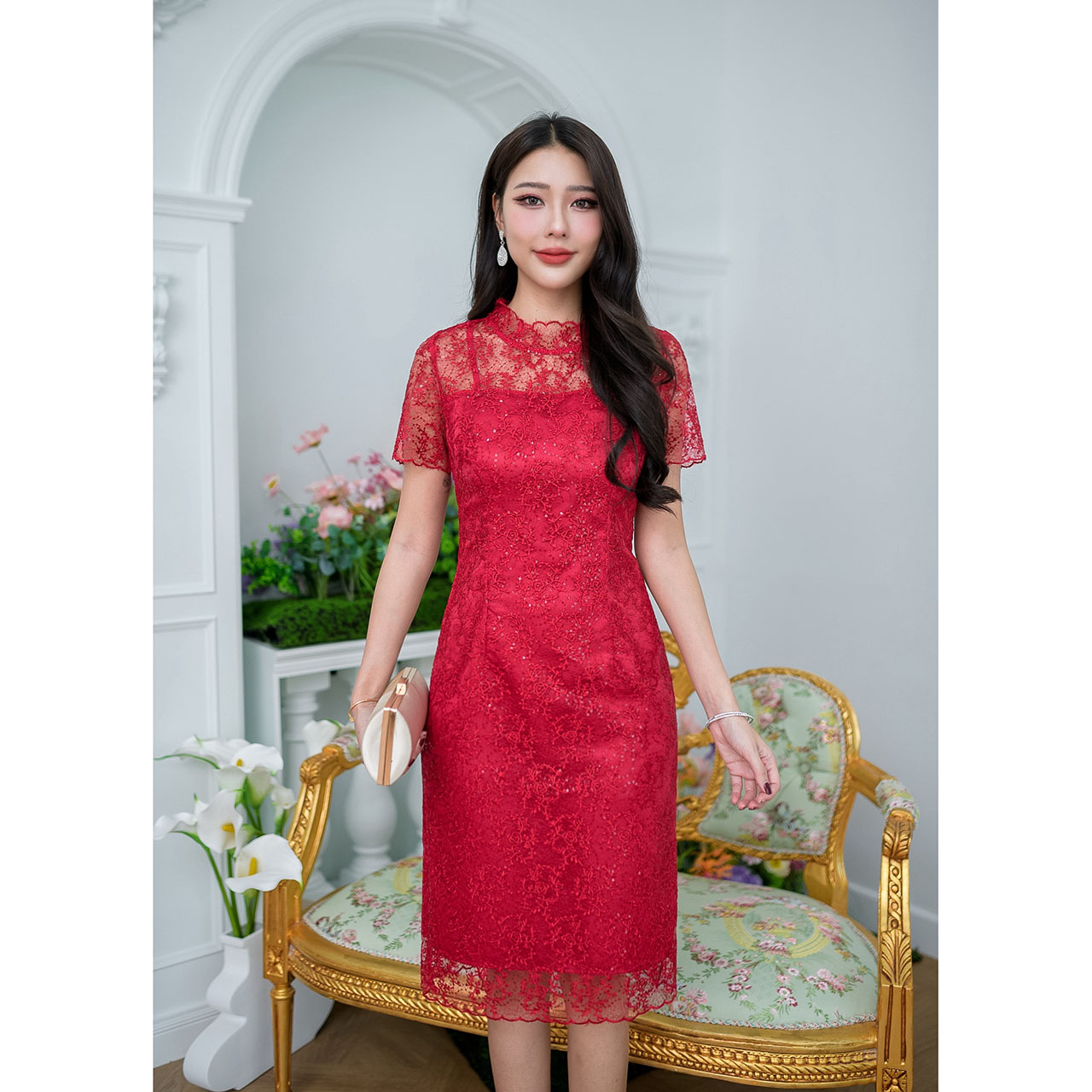 kudapy เดรสสั้นสีชมพูกลีบบัว/สีเขียวเข้ม/สีแดง ลูกไม้ใยบวบลายกุหลาบดอกเล็ก แต่งเลื่อมเข้ากับโทนสีของชุด มีซับในมีดีเทลซีทรูโชว์ช่วงอ