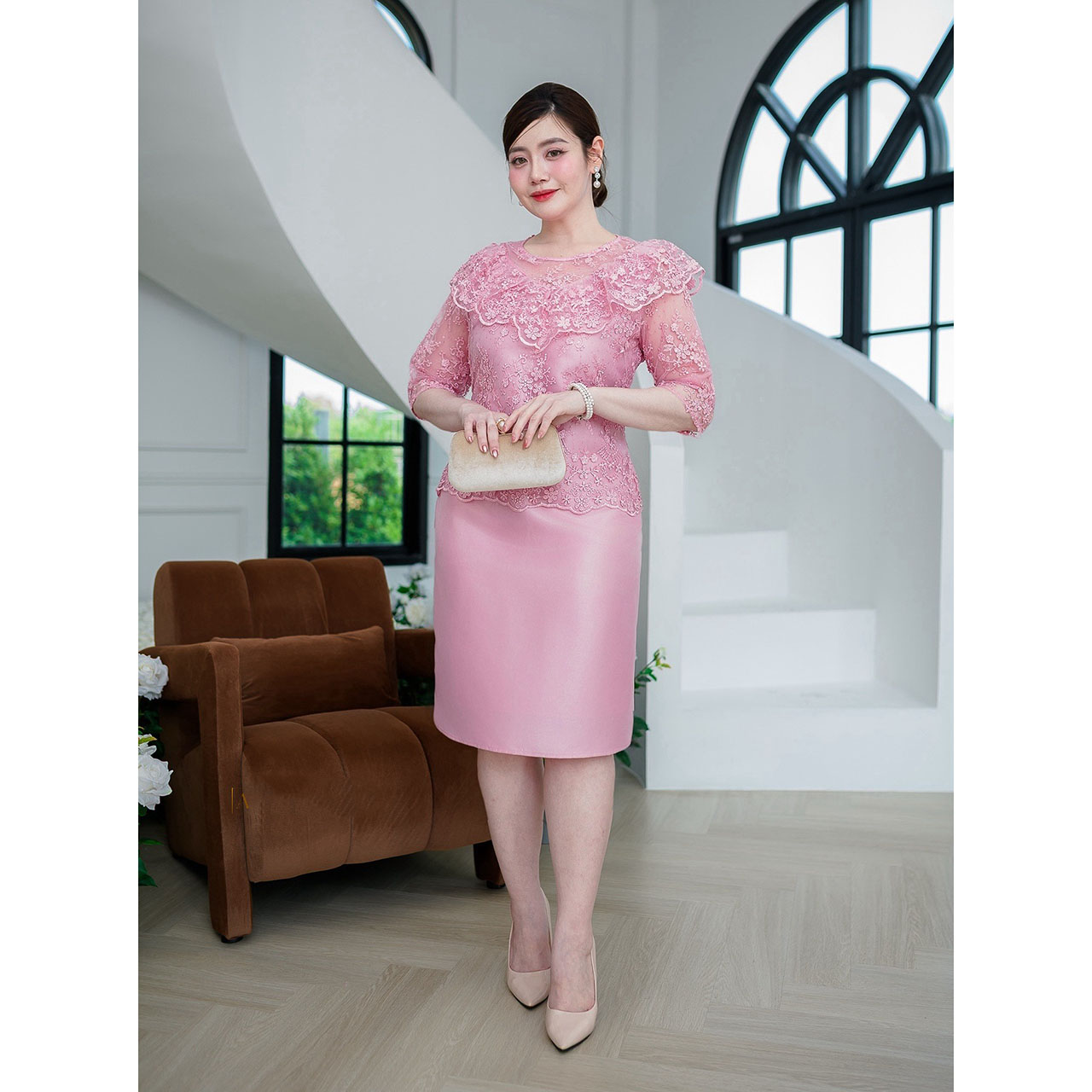 kudapy เดรสผ้าไหมลูกไม้แต่งเลื่อม งานดีไซน์แต่งระบายช่วงอกรอบตัว แขนศอก ความยาวกำลังดี งานปักลายลูกไม้ลายชัด