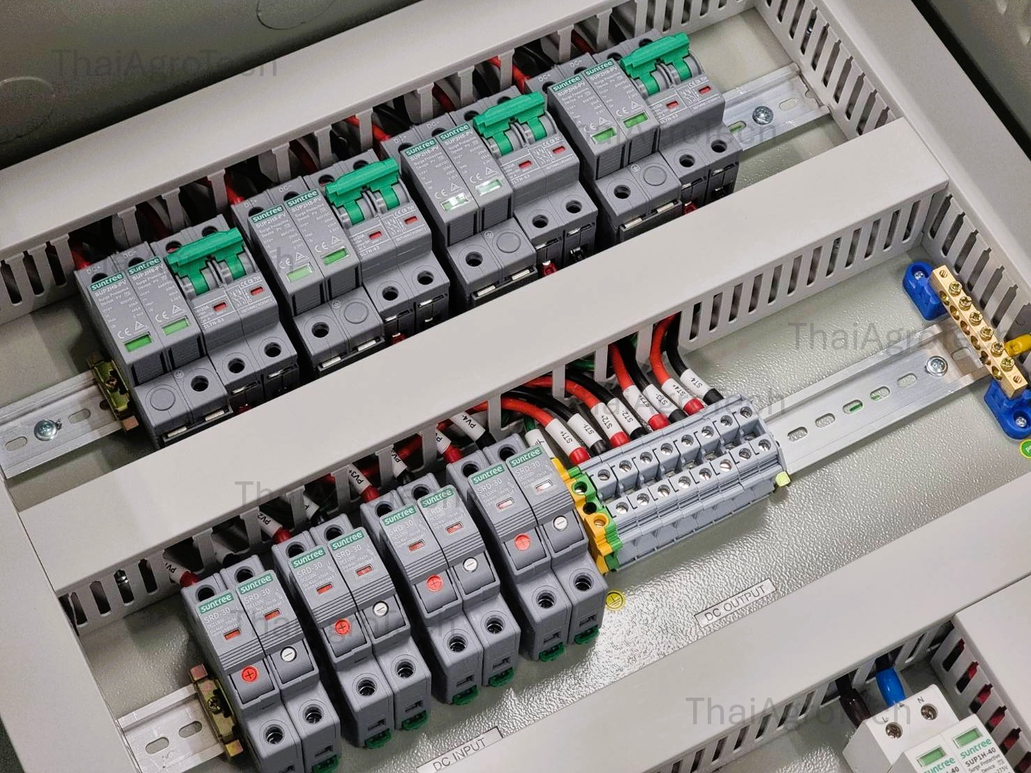 ตู้ไฟ ตู้คอมบายเนอร์ สำหรับระบบโซล่าเซลล์แบบ ออนออฟกริดไฮบริด 4สตริง 3เฟส AC-DC Combiner On/Off-Grid Hybrid 4 String 3Phases