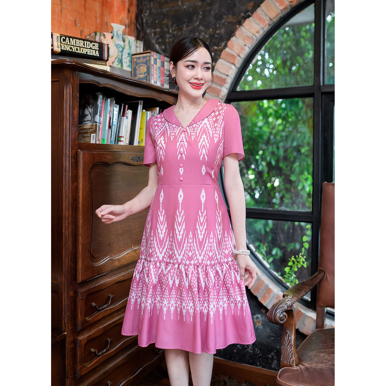 kudapy เดรสสั้นสีชมพู/สีกรม ลายไทย งานผ้าพิมพ์ ลายสวยดีไซน์น่ารัก แต่งคอปกแต่งกระดุมด้านหน้า ชายกระโปรงระบาย