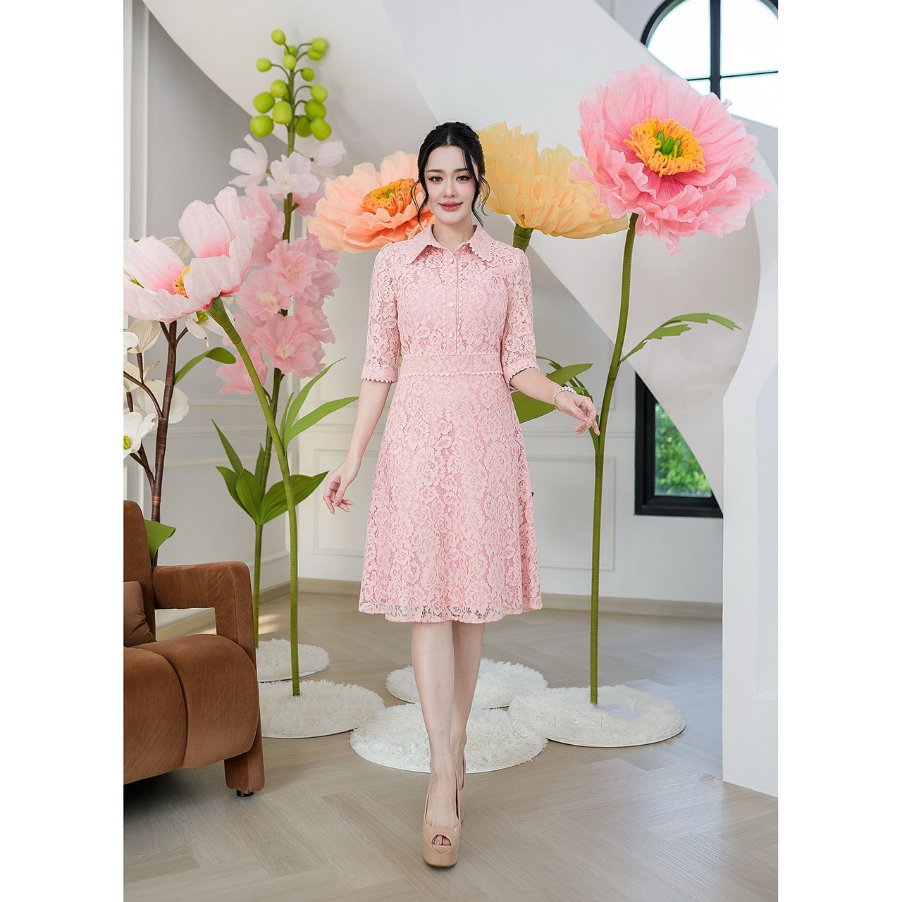 kudapy เดรสสไตล์เชิ้ต ใช้ผ้าลูกไม้ลายดอกไม้ มีซับในทั้งตัว ช่วงปกเสื้อ กระดุมด้าหน้า ขอบเอว ปลายแขนแต่งลูกไม้เพิ่มความหวาน