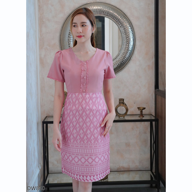 kudapy เดรสสั้นสีชมพู/สีเหลือง/สีเทา แต่งลูกไม้กระโปรงลายไทย