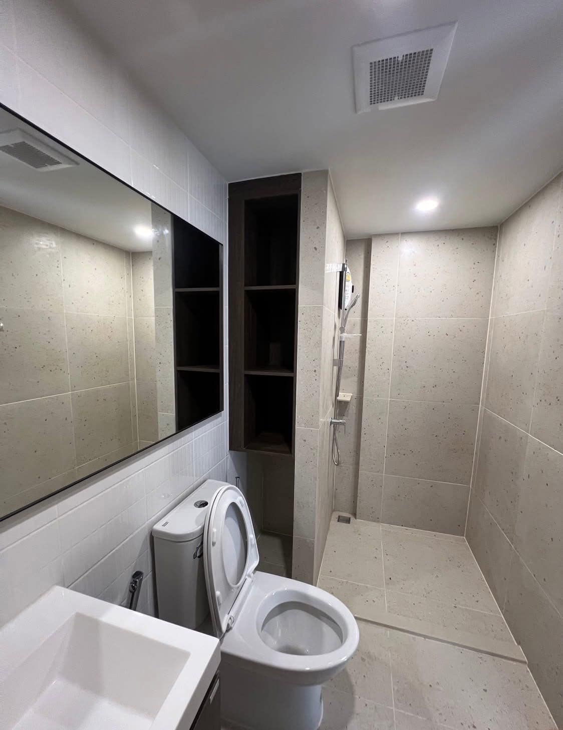 ปล่อยเช่า Nue Cross Khu Khot Station (นิว ครอส คูคต สเตชัน) - โซนพื้นที่ BTS คูคต 1ห้องนอน 1ห้องน้ำ - ขนาดห้อง 30.68 ตรม. ชั้น 8 ตึก C วิวรถไฟฟ้า - ให้เช่า 11,000 ต่อเดือน