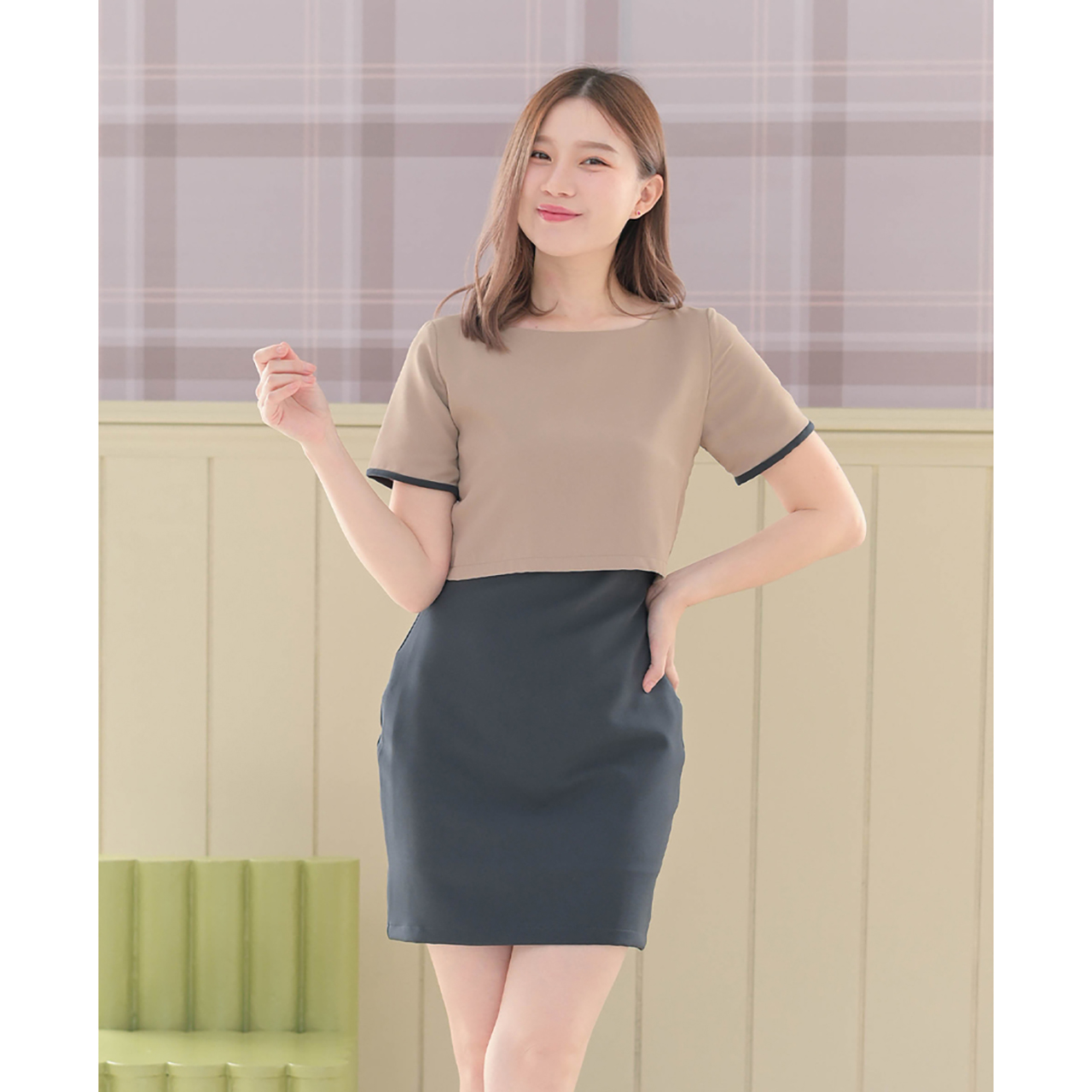 kudapy เดรสสั้นสีน้ำตาลแดง/สีเทาเข้ม/สีดำ/สีครีมเข้ม/สีเบจ ทูโทน ทรงคอปาด ช่วงกระโปรงทรงสอบ ผ่าชายด้านหลังให้เดินสะดวก