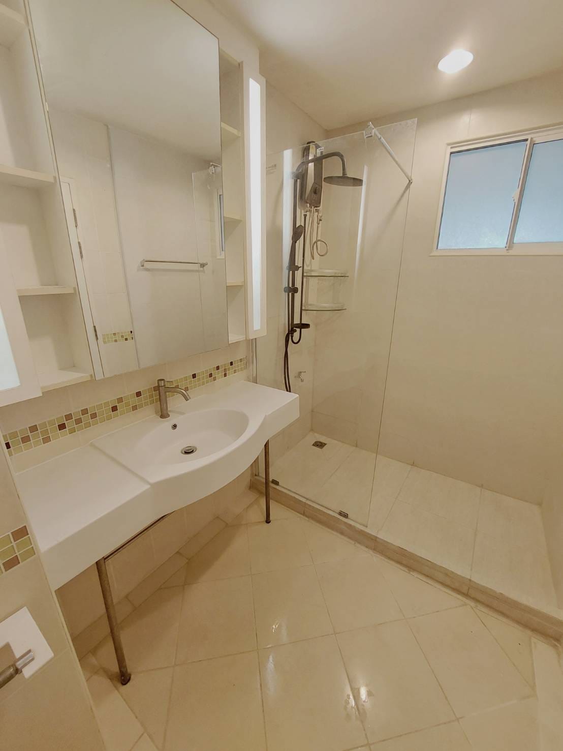 ปล่อยเช่าคอนโด Life @ BTS Tha - Phra (ไลฟ์ แอท บีทีเอส ท่าพระ) - 1ห้องนอน ตกแต่งเฟอร์ครบมีเครื่องซักผ้า - การเดินทาง: ใกล้ BTS ตลาดพลู