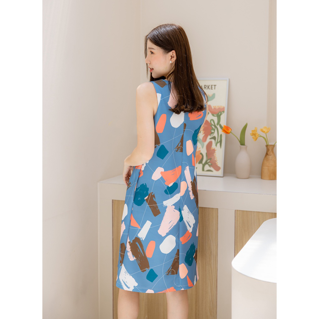 kudapy เดรสสั้นทรงปล่อยสีฟ้าครามพิมพ์ลาย เดรสแขนกุด ผ้าโพลีเอสเตอร์พิมพ์ลายสีสันสดใส เนื้อผ้าดีมีน้ำหนัก ใส่สบาย กระโปรงทรงปล่อย