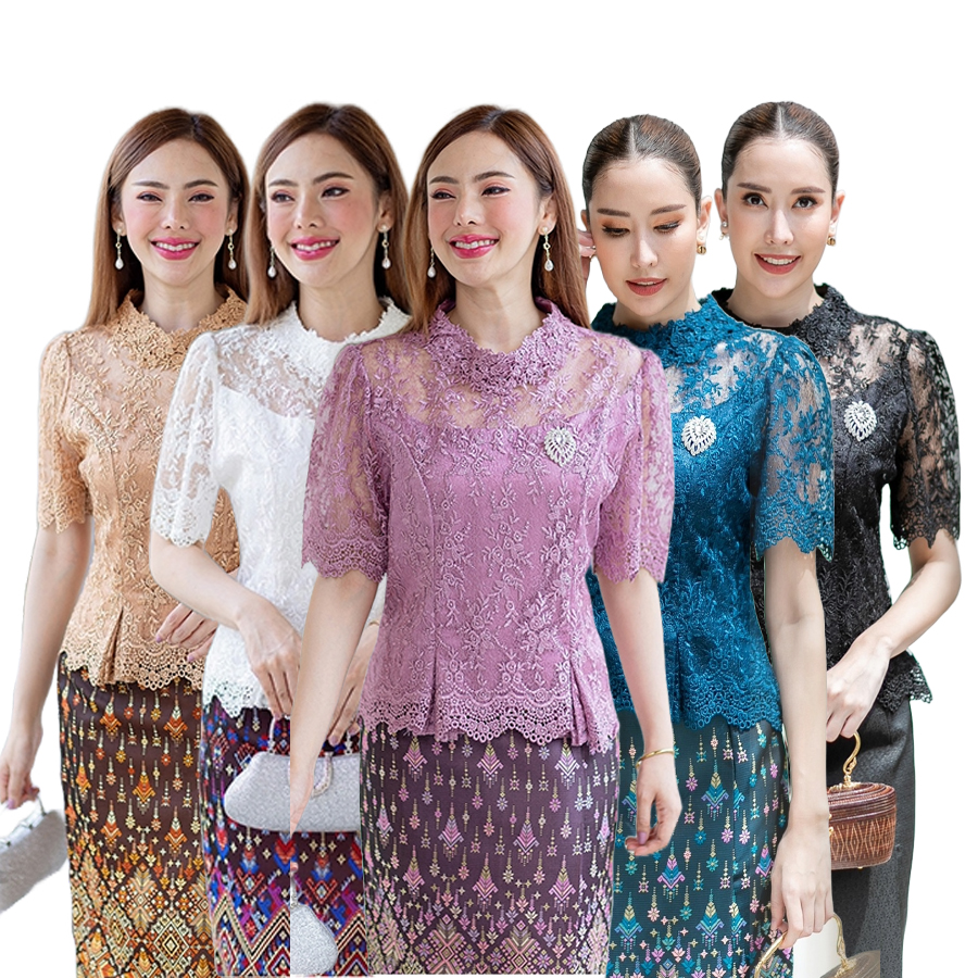kudapy (เฉพาะเสื้อ) เสื้อลูกไม้สีน้ำตาล/สีขาว/สีม่วง/สีน้ำเงิน/สีเขียว/สีดำ เสื้อใช้ผ้าลูกไม้ใยบวบคอกลม แขนสั้น ลูกไม้แน่นทั้งตัว ตัวเสื้อมาพร้อมซับในเนื้อดีในตัว