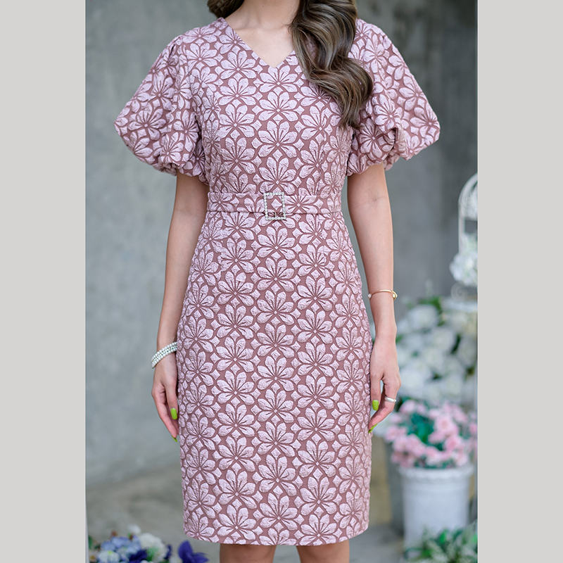 kudapy เดรสสั้นลูกไม้ผ้านูนสามมิติสีดำ /สีชมพูกะปิ เอวแต่งเข็มขัดผ้าหัวเพชร แขนพองเย็บกุ้นด้านในให้เป็นจีบพองดูสวยหรูแบบเก๋มาก