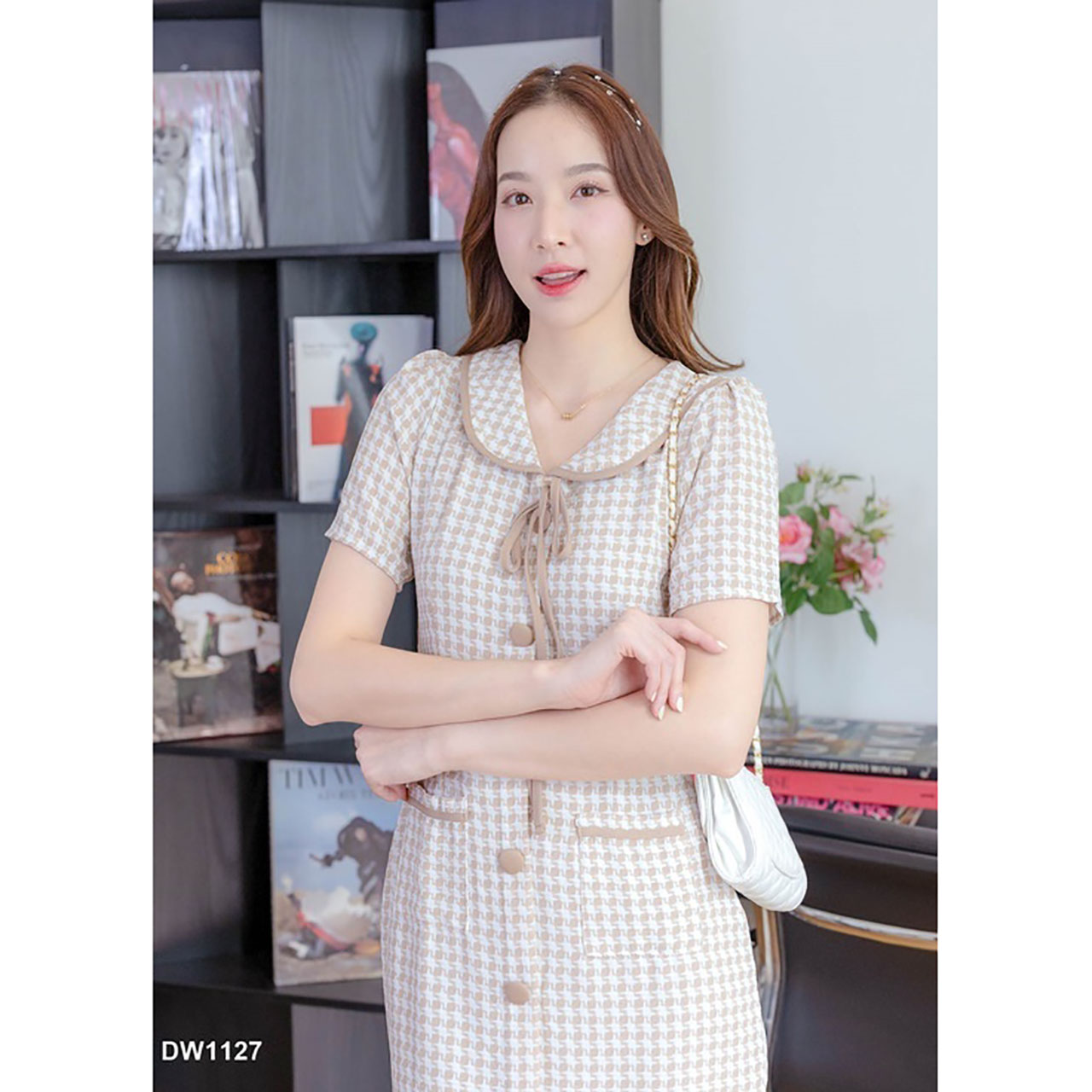 kudapy เดรสสั้นสีน้ำตาล สีดำ สีม่วง ผ้าลายชิโนริ คอบัว ดีเทลมาพร้อมเชือกผูกโบว์ แต่งกระดุม แบบน่ารัก