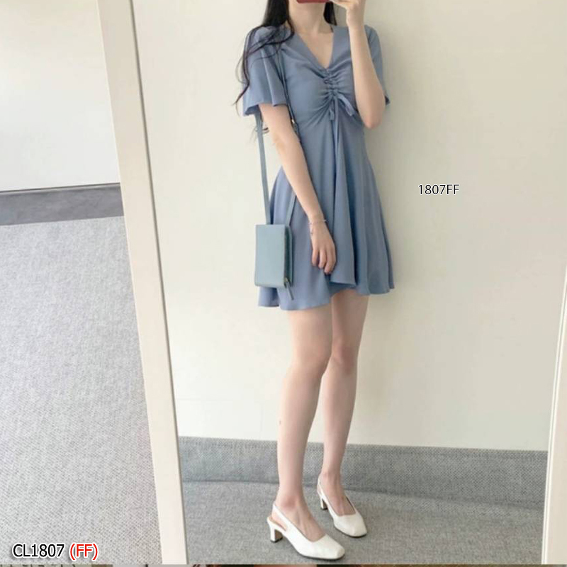 kudapy เดรสสั้นสีฟ้า/สีขาว คอวี แขนระบาย ดีเทลมีเชือกรูดย่นด้านหน้า ด้านหลังตีเกล็ด มีซิปซ่อนหลังเอวไม่สม็อค