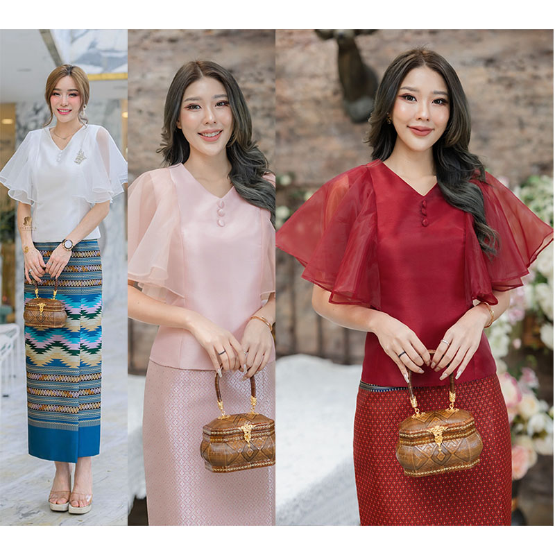 kudapy เสื้อผ้าไหมจิตลดาสีแดง/สีชมพู/สีขาว ตัวเสื้อมีซับในอย่างดีชิปซ่อนหลัง คอวีแต่งกระดุมหน้า ตรงแขนระบายใช้ผ้าไหมออแกนดี้อย่างดี