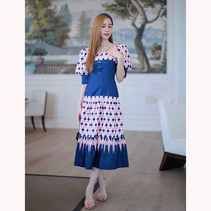 kudapy เดรสยาวสีกรม/สีชมพู คอเหลี่ยมกระดุมหน้าชายระบายลายไทย