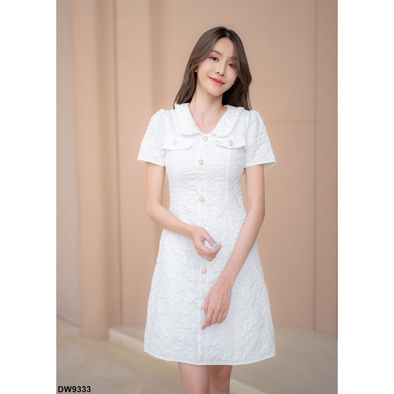 kudapy เดรสสั้นสีขาว/สีน้ำเงิน/สีชมพู ทรงเข้ารูปอัดลายดอกผ้านูน ปกคอบัว มีซิปด้านหลัง