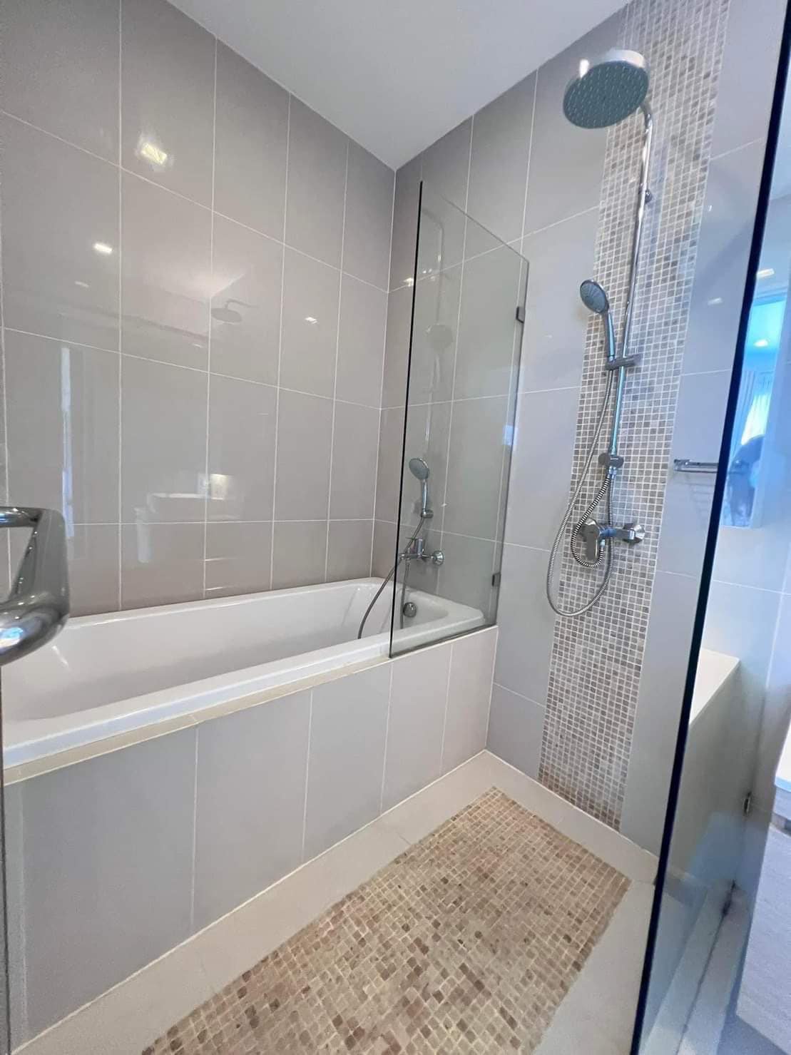 ให้เช่าคอนโด Q Asoke (คิว อโศก) - 1ห้องนอน ห้องใหญ่กว้างอยู่สบาย เฟอร์เครื่องใช้ไฟฟ้าครบ - การเดินทาง: ติดรถไฟฟ้า MRT เพชรบุรี / Airport link มักกะสัน