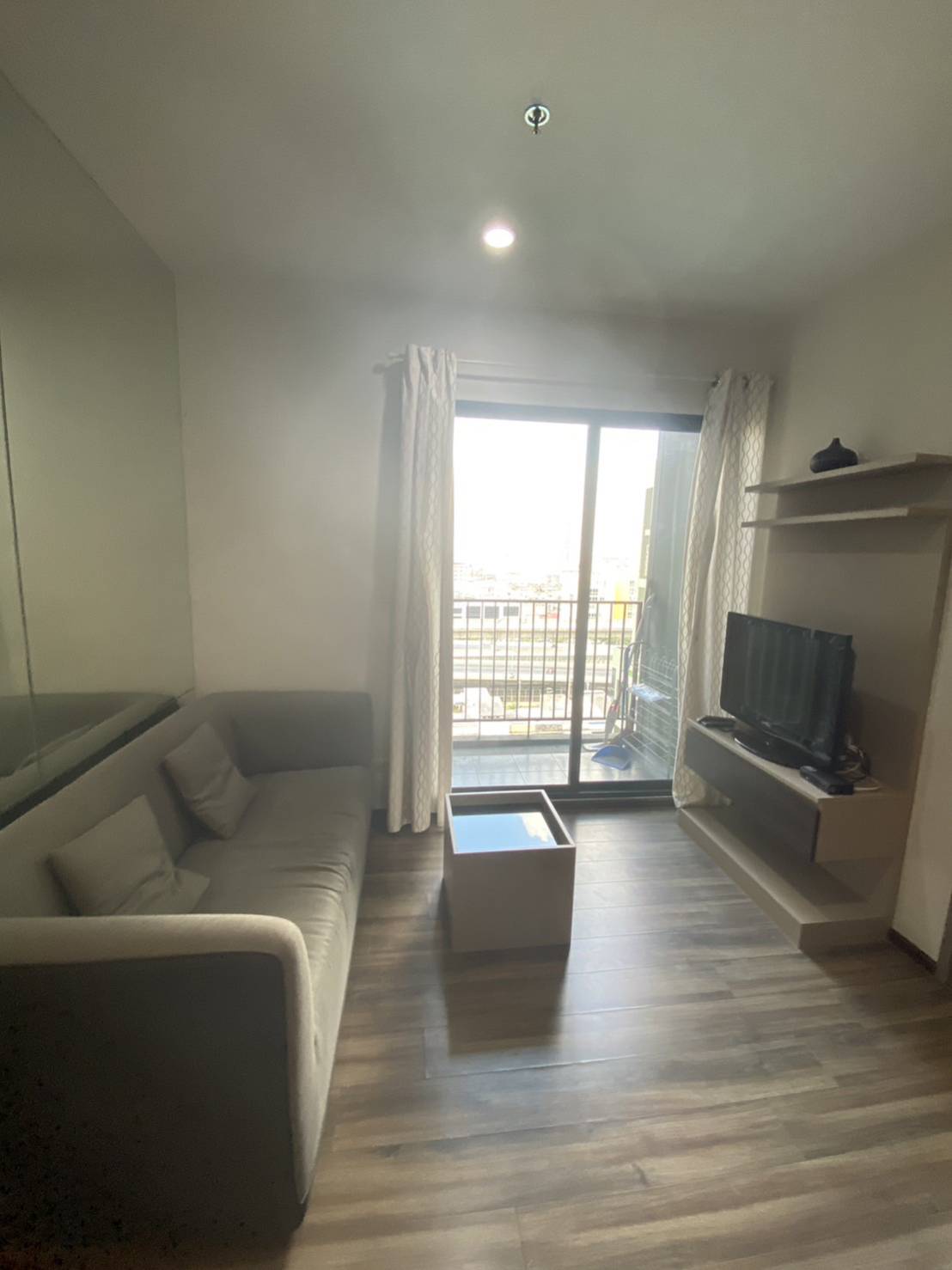 ให้เช่าคอนโด TEAL Sathorn - Taksin (ทีล สาทร - ตากสิน) - ตกแต่งเฟอร์ครบมีเครื่องซักผ้า - การเดินทาง: ใกล้สถานีรถไฟฟ้า BTS วงเวียนใหญ่