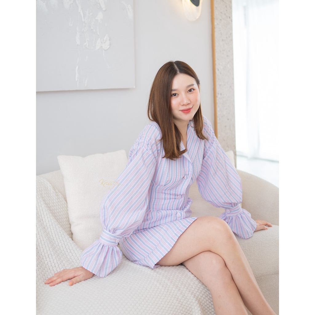 kudapy เดรสสั้นคอวีสีชมพูฟ้า,สีฟ้าเหลือง ทรง Blazer กระดุมหน้า ผ้าเซียร์ซัคเกอร์ลายทาง ช่วงไหล่จับจีบ ทรงแขนยาว ปลายแขนแต่งระบาย เล่นดีเทลตีเกล็ด