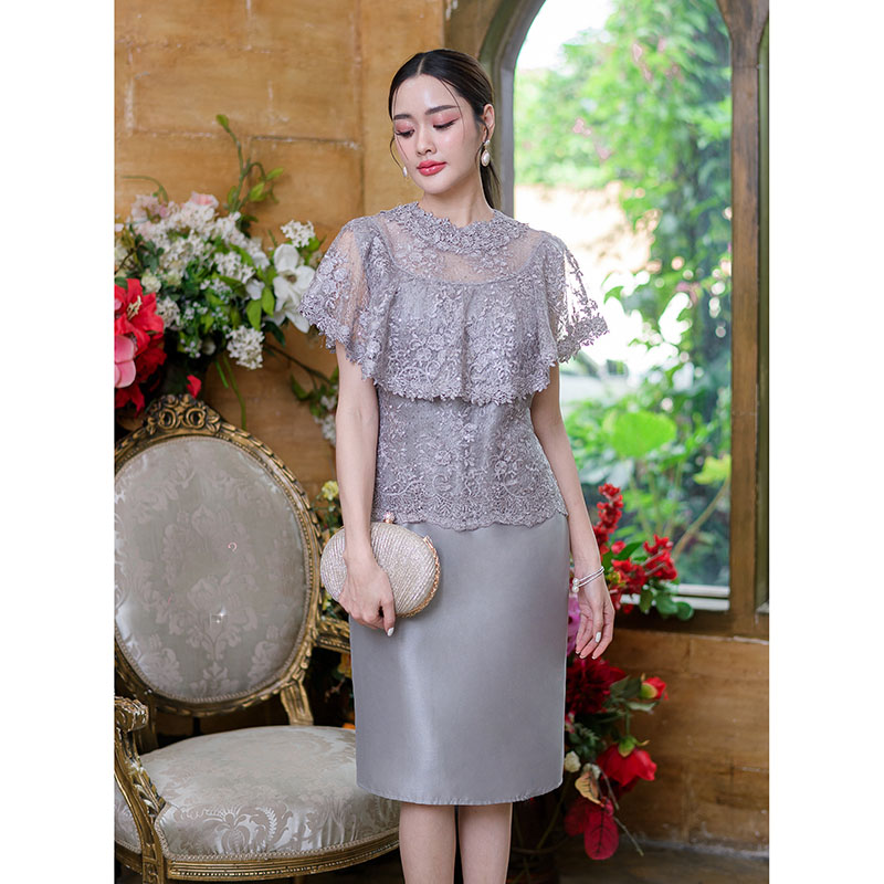 kudapy เดรสสั้นสีเหลืองทอง/สีเทา ผ้าลูกไม้เงาผสมผ้าไหม ด้านบนเป็นงานผ้าลูกไม้คลุมไหล่ระบายแต่งรอบคอด้วยลูกไม้สวยหรู กระโปรงเป็นงานผ้าไหมญี่ปุ่น