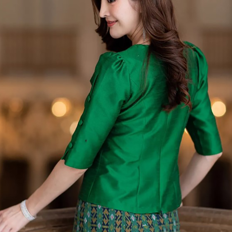 kudapy เสื้อผ้าไหม เขียวมรต บานเย็น ชมพูกลีบบัว แขน 4 ส่วนแต่งกระดุมด้านข้าง เอวปล่อย ชุดไทยประยุกต์