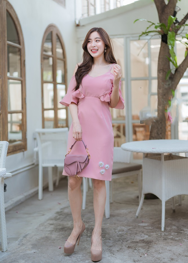 เดรสสั้นสายเดี่ยวสีชมพู ทรงปาดไหล่ ดีเทลเปิดข้างช่วงเอวทั้งสองข้าง