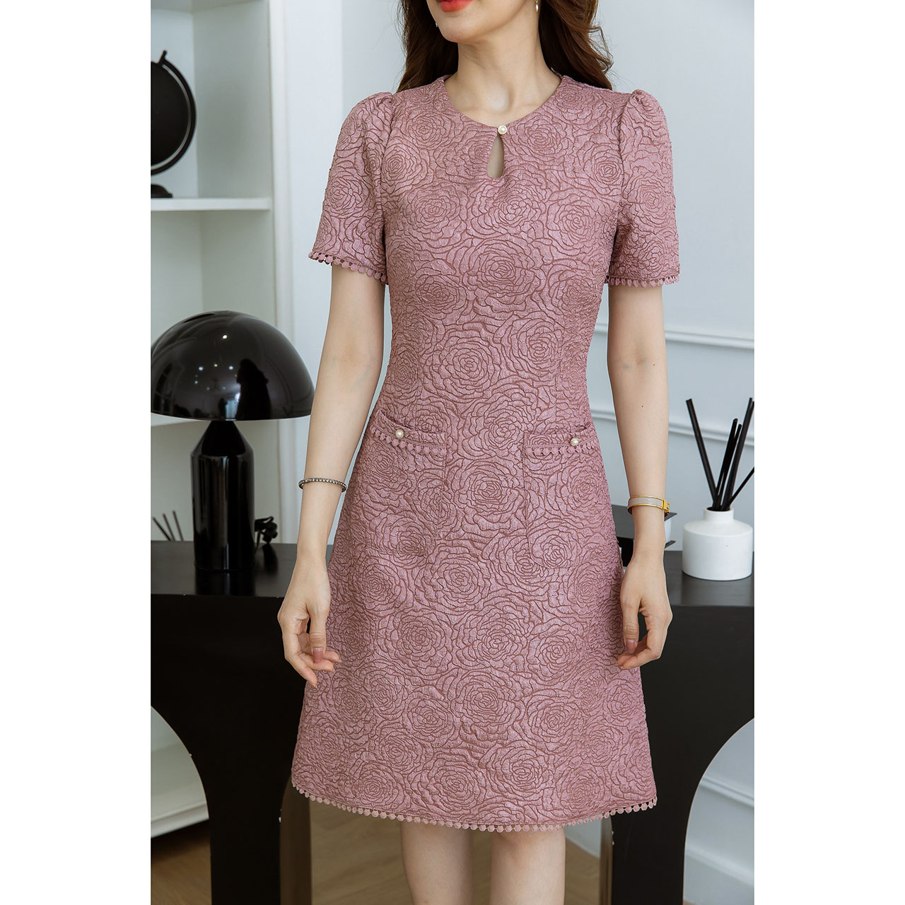 kudapy เดรสสั้นสีชมพูกลีบบัว/สีเขียวพาสเทล/สีดำ ผ้าแจ็คกาด ช่วงคอดีไซน์หยดน้ำสวยลงตัว มีดีเทลกระเป๋าจริง แต่งด้วยลูกไม้ชายแขนและชายกระโปรง