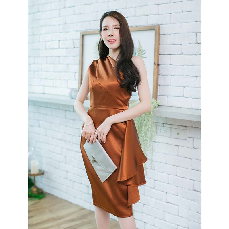 kudapy ชุดราตรีสั้นสีน้ำตาลอิฐ ไหล่เฉียง ทรงเข้ารูป เอวแต่งระบาย