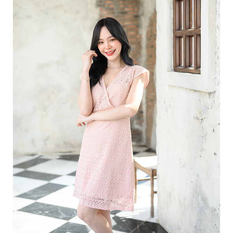 kudapy เดรสสั้นสีชมพู/สีขาว ลูกไม้ดีไซน์เก๋ ช่วงคอเป็นคอวี ต่อด้วยกระโปรงทรงเอ ใช้เทคนิคการวางลายผ้าสลับกันช่วงเสื้อและกระโปรงทำให้ดูมีมิติ