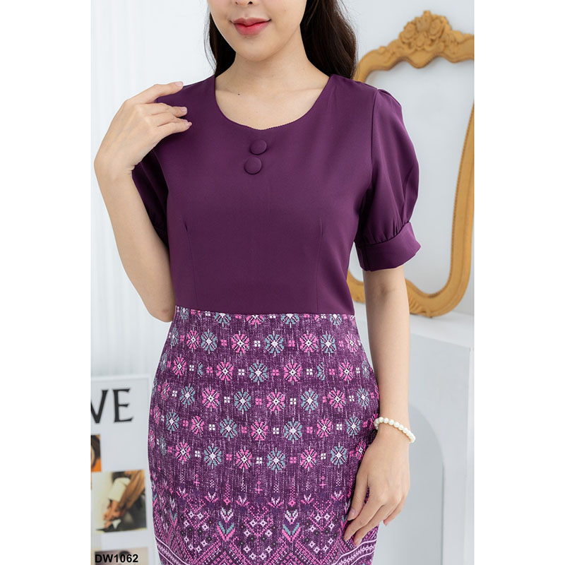 kudapy เดรสสั้นสีขาว/สีม่วง/สีเขียว ผ้าพิมพ์ลายไทย ผ้าเรียบช่วงบนใส่ไปทำงาน แต่งกระดุมกลางอก งานซิปหลัง