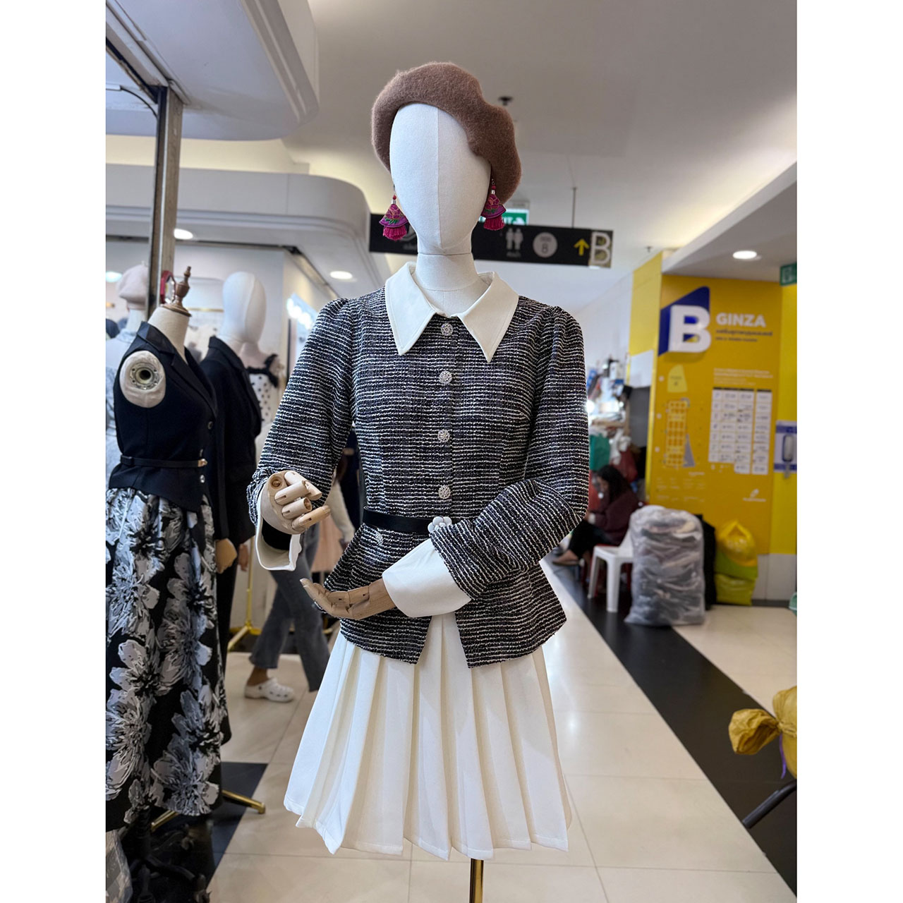 kudapy เซ็ท 3 ชิ้น : เสื้อทวิต +กระโปรงพลีท+เข็มขัดดำดอกไม้ เสื้อแขนยาวทูโทนปกขาว ผลิตจากผ้าทวีตเนื้อดีผ้านุ่มใส่สบาย