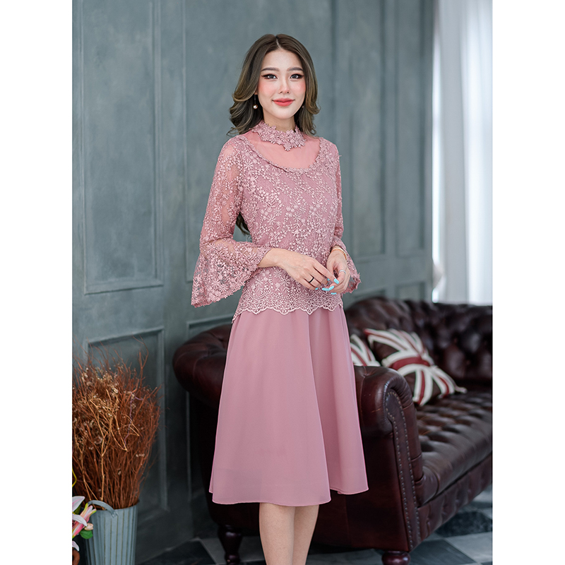 kudapy เดรสสั้นสีชมพูกะปิ/สีเขียว/สีดำ ลูกไม้เงาดีไซน์สวยหรูค่ะ ชุดนี้ด้านบนเป็นผ้าลูกไม้แต่งคอช่วงอกจะเป็นซีทรูเบาๆทรงคอปาด