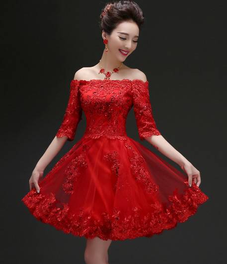 kudapy ชุดราตรีสั้นเปิดไหล่สีแดงเข้ม แขนสามส่วน ลายลูกไม้สวยมาก ดีเทลผูกเชือกด้านหลัง