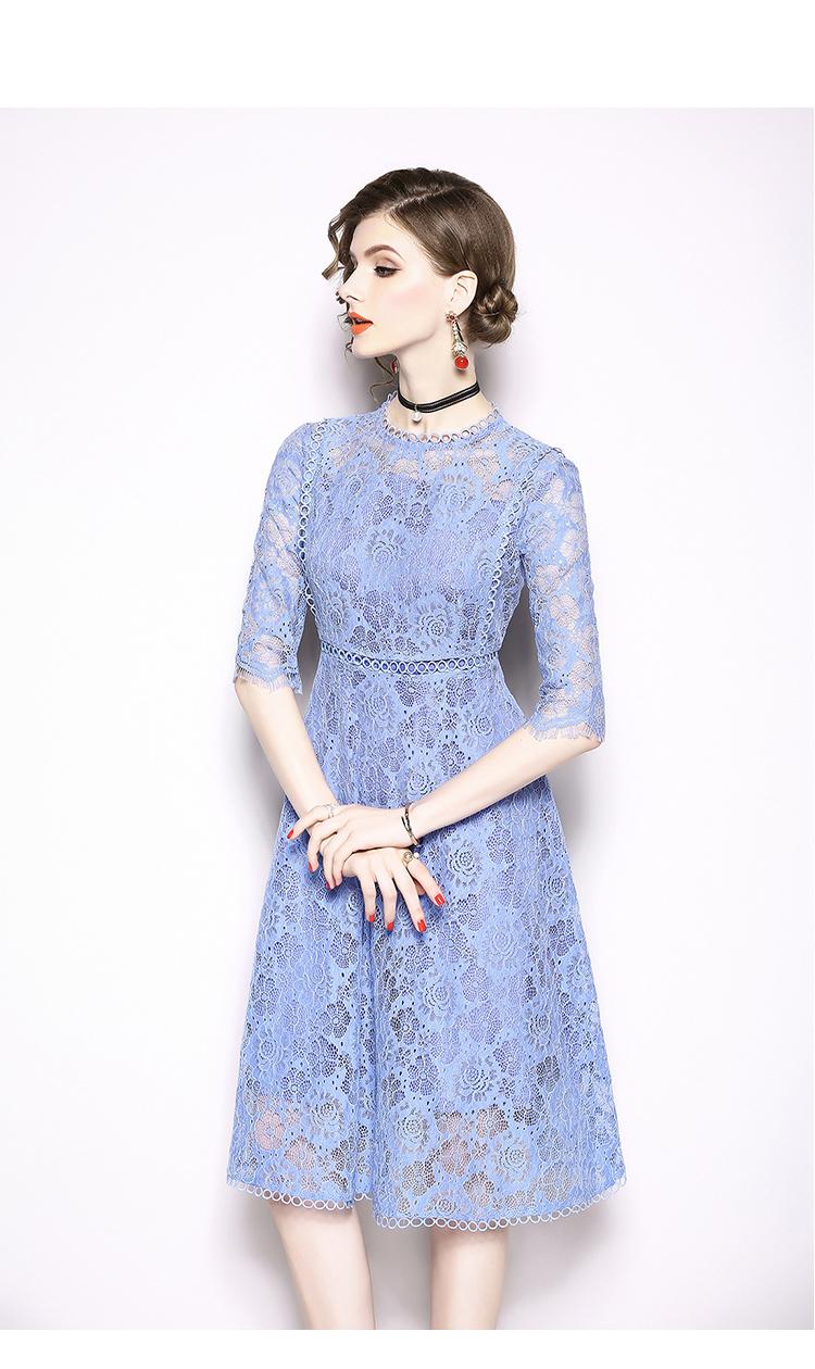 เดรสผ้าลูกไม้เนื้อนิ่มสีฟ้า แขนยาวสามส่วน คอเสื้อ หน้าอก เอว และชายกระโปรงแต่งด้วยผ้าถักโครเชต์รูปวงกลม