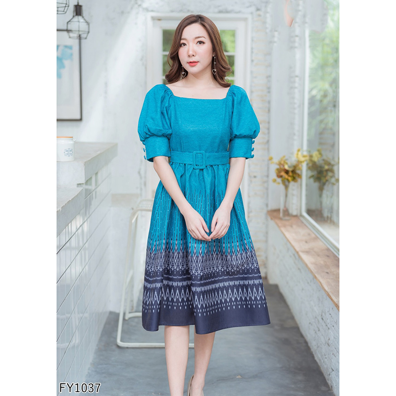 kudapy เดรสสั้นผ้าไทยคอเหลี่ยมสีชมพู/สีฟ้า แขนตุ๊กตายกพอง มีเข็มขัดรัดเอว ผ้าพิมพ์ลายไทยสวยตามแบบ