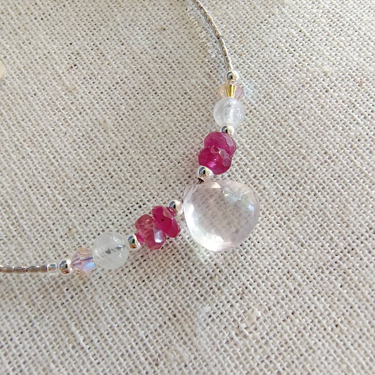 สร้อยข้อมือเงินหินโรสควอต์กับทับทิมและมูนสโตน Rose Quartz