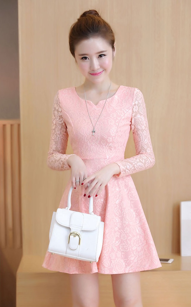 kudapy เดรสสั้นลูกไม้สีโอรส แขนยาว คอวี แต่งคอเว้าตามภาพ ซีทรูแขน มีซิปซ่อนด้านหลัง ใส่ออกงานได้คะ