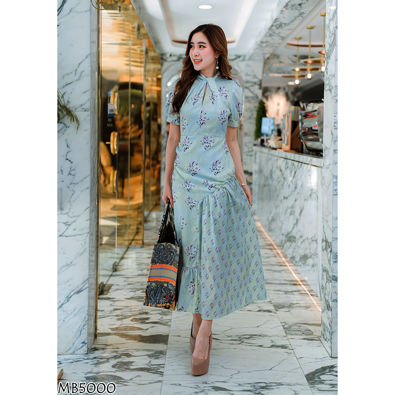 kudapy เดรสยาวลายดอกสีฟ้า/สีชมพู แต่งดีเทลที่คอตามแบบ แต่งเลเยอร์เฉียงที่ตัวกระโปรง แขนกระดิ่ง ทรงสวยมาก