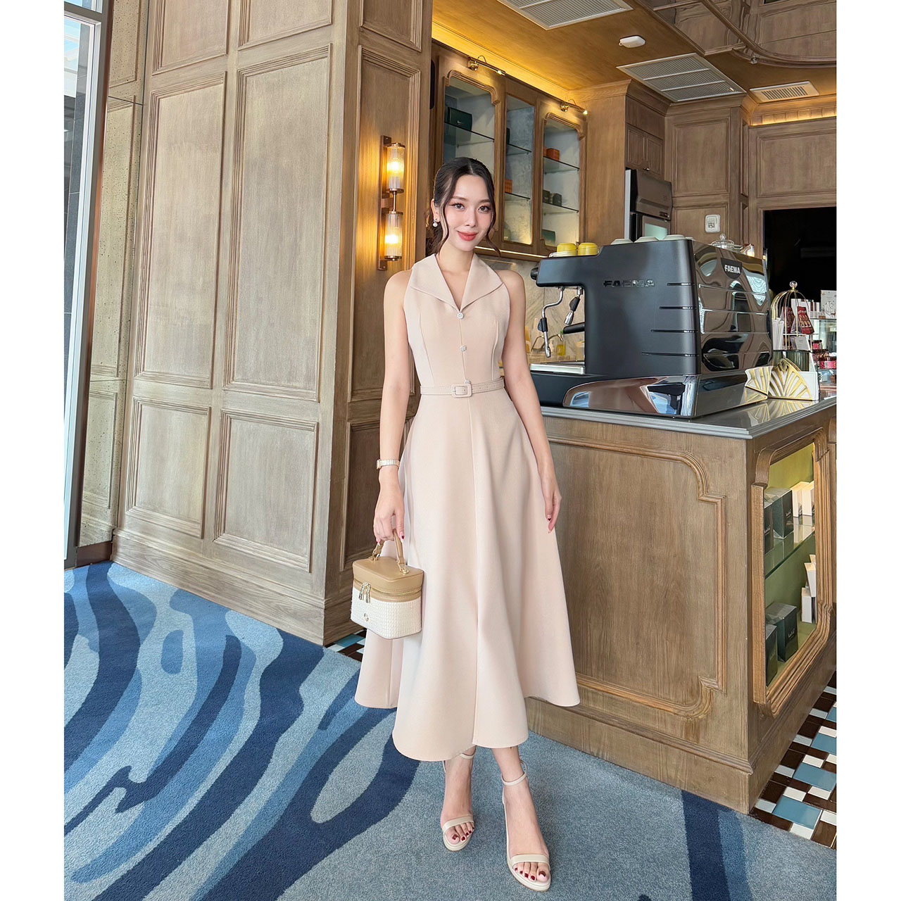 kudapy เดรสแขนกุดแต่งกระดุมดอกไม้มาพร้อมเข็มขัดน่ารัก