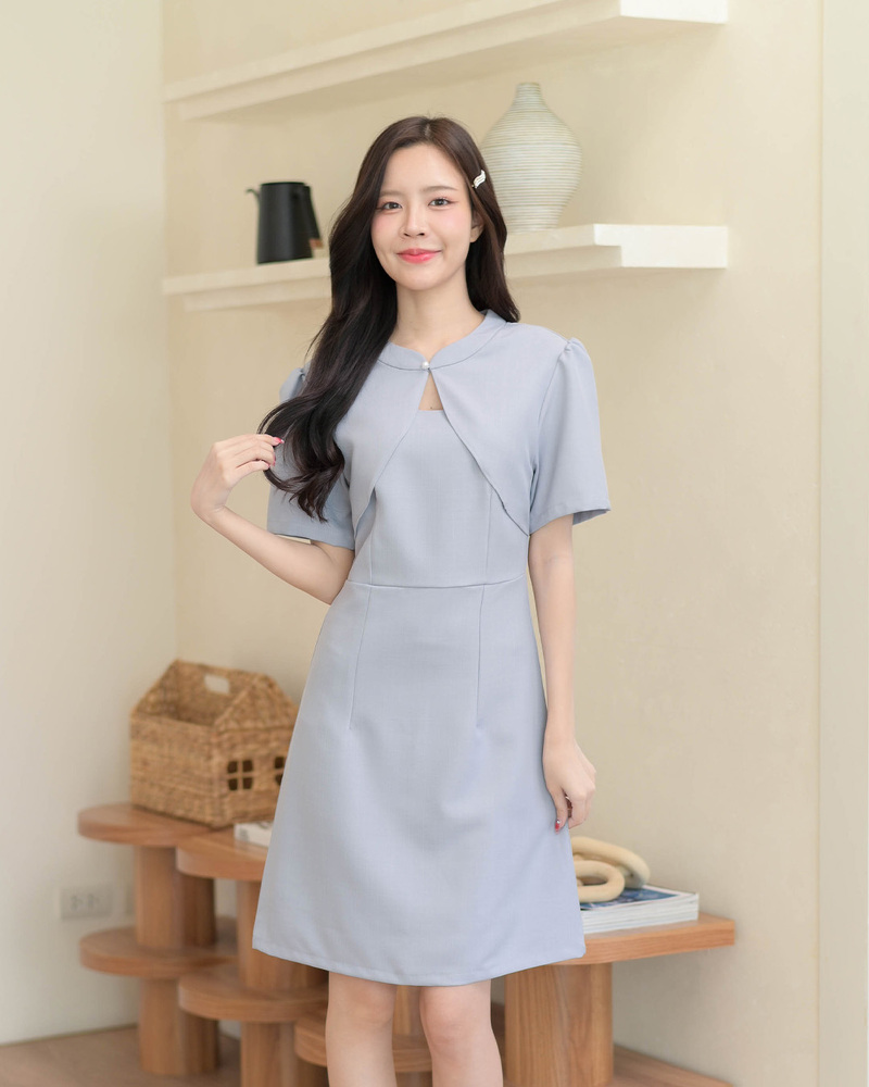 kudapy เดรสทรงเอแขนสั้น ดีไซน์เย็บติดเสื้อคลุม คอกระดุมมุก รูดไหล่แขนพองน่ารัก