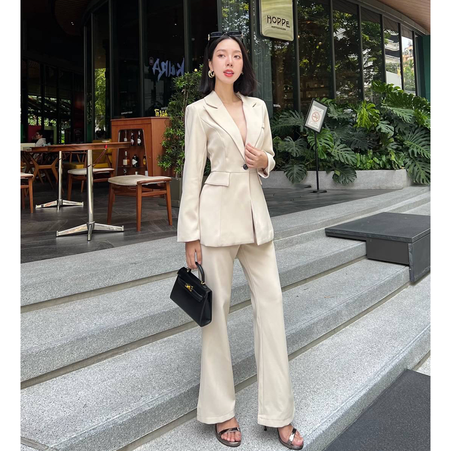 kudapy Set suit ชุดสูทสีครีมรุ่นนี้เป็นอีกรุ่นที่แนะนำมากก ตัวเสื้อออกแบบมาให้ดูยาว ผอมสูง ดีไซน์เย็บต่อชายเสื้อ แต่งกระเป๋าหลอก