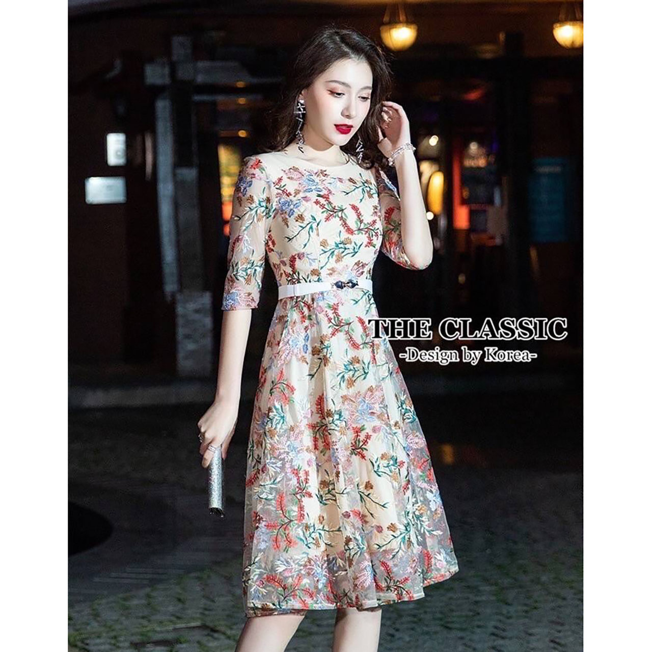 kudapy เดรสงานปักแขนสามส่วน ปักลวดลายดอกไม้หลากสี ช่วงล่างทรงเอบานพริ้วจับจีบเล็กน้อย