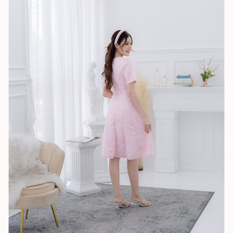 kudapy เดรสสั้นสีขาว/สีชมพู/สีฟ้า ทรงเข้ารูปส่วนบนกระโปรงบานผ้านูน พร้อมสายอัดเอว งานซิปด้านหลัง