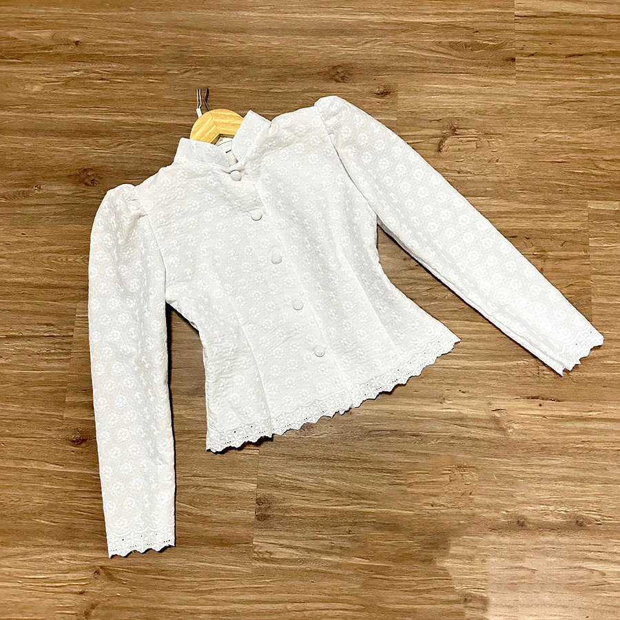 kudapy เสื้อคอตตอนปักฉลุสีขาว ทรงจิตรลดาบ่ายกจีบยอดฮิต อัดกาวช่วงตัว กระดุมหน้า ผ้าถุงสำเร็จรูป เกรดพรีเมี่ยมอัดกาว ซิปหลัง