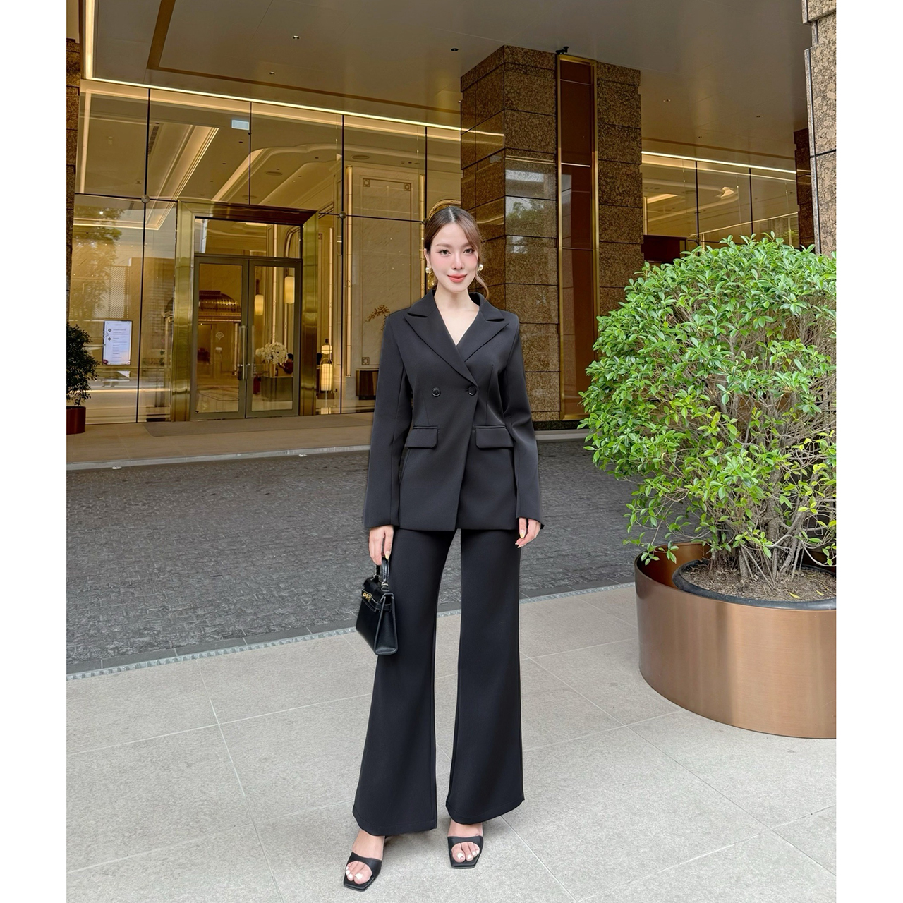 kudapypy ชุดเซ็ทเสื้อสูท ปกสูท มีรองบ่าๆเพื่อให้เป็นทรงสวย ออกแบบกระเป๋าให้สามารถใช้งานได้ มาพร้อมกับกางเกงใช้ผ้าเดียวกับเสื้อสูท