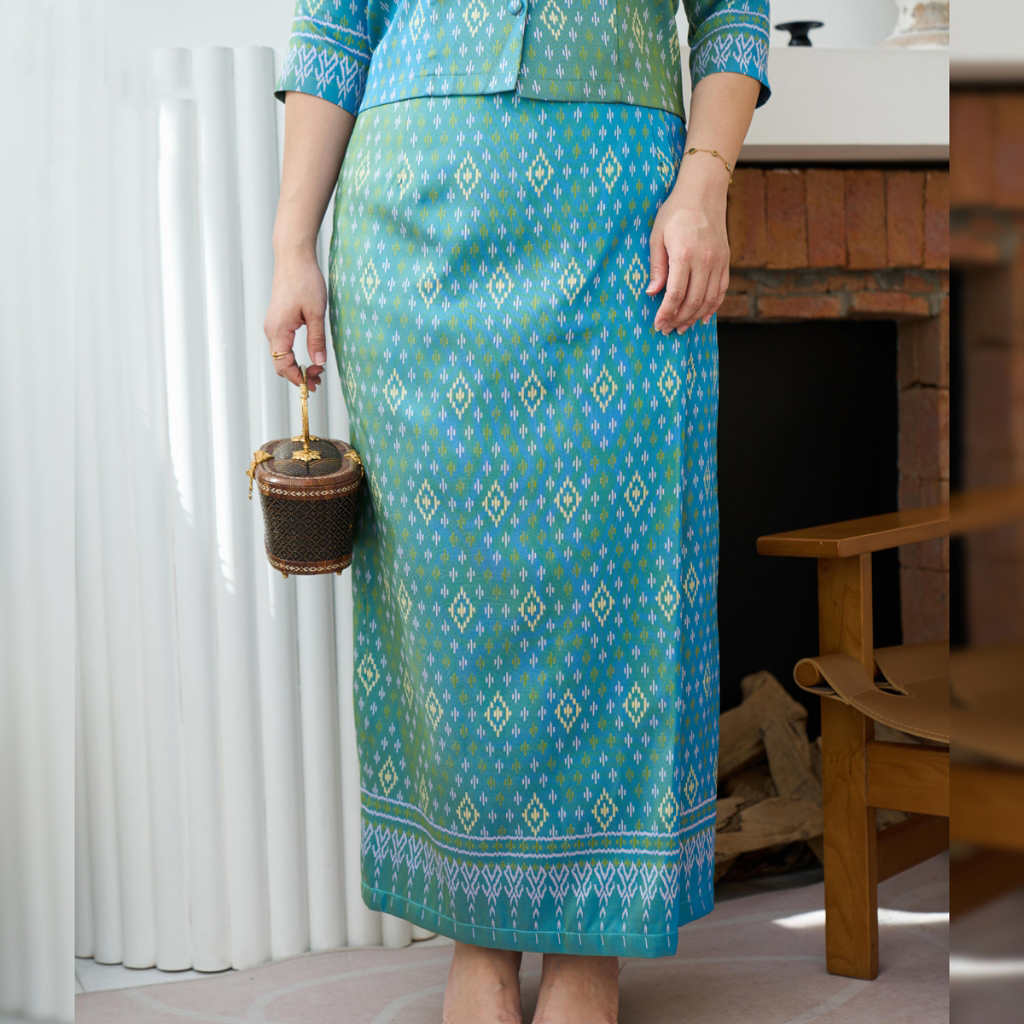 kudapy เซ็ตเสื้อผ้าไหมสีเขียวน้ำทะเล ชุดไทยเรือนต้น คอกลม แขนสามส่วน ลายจันทร์วาด